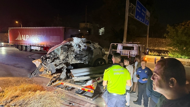 Aracın motorunun fırlayıp barakaya girdiği kazada, sürücü hayatını kaybetti
Serik'te direğe çarpan otomobilin sürücüsü hayatını kaybetti