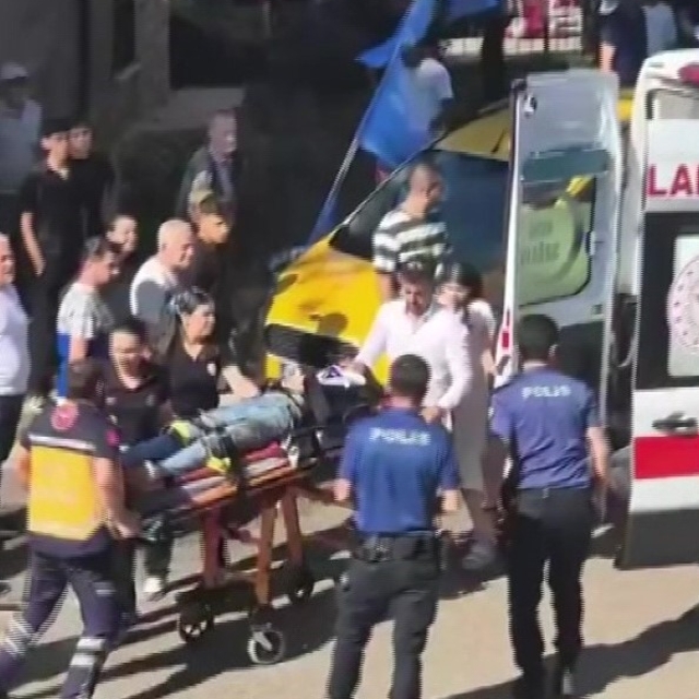 Genç avukat taksinin altında kaldı, çok sayıda kişi çıkarmak için seferber...