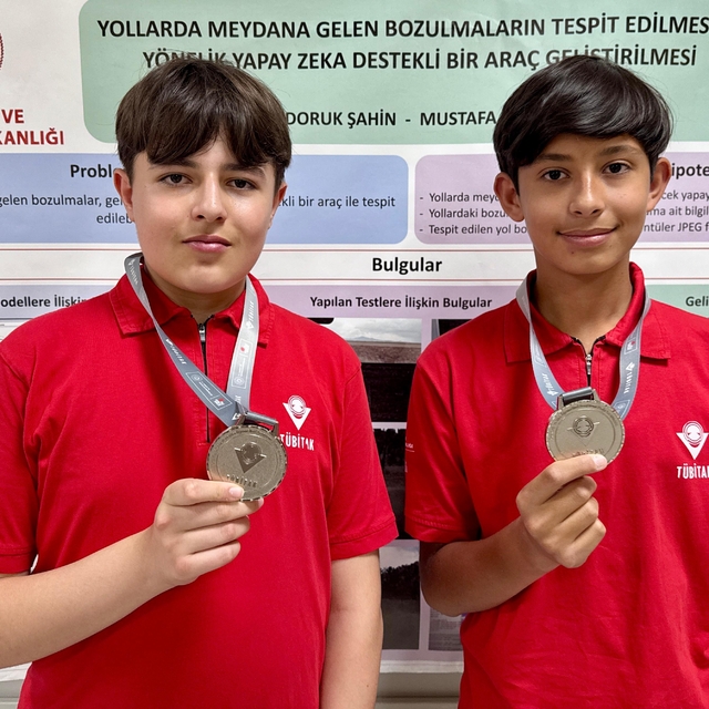 Ortaokul öğrencileri yollardaki çukur ve çatlakları tespit eden yapay zeka...