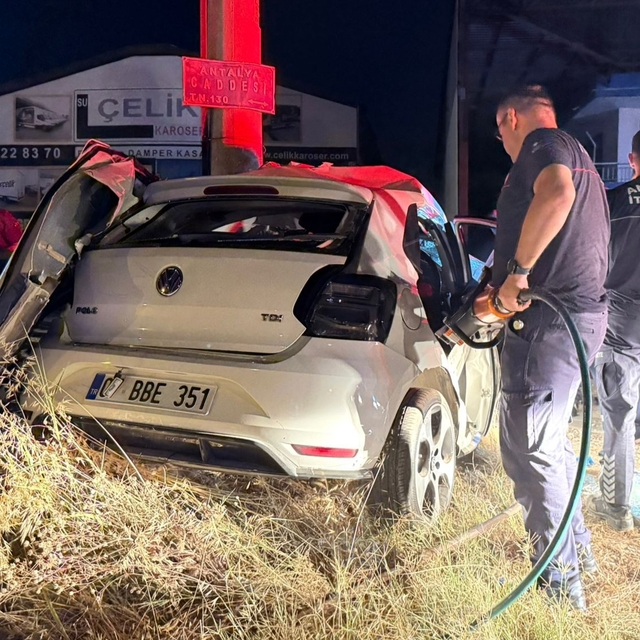 Antalya'da aydınlatma direğine çarpan otomobilin sürücüsü öldü