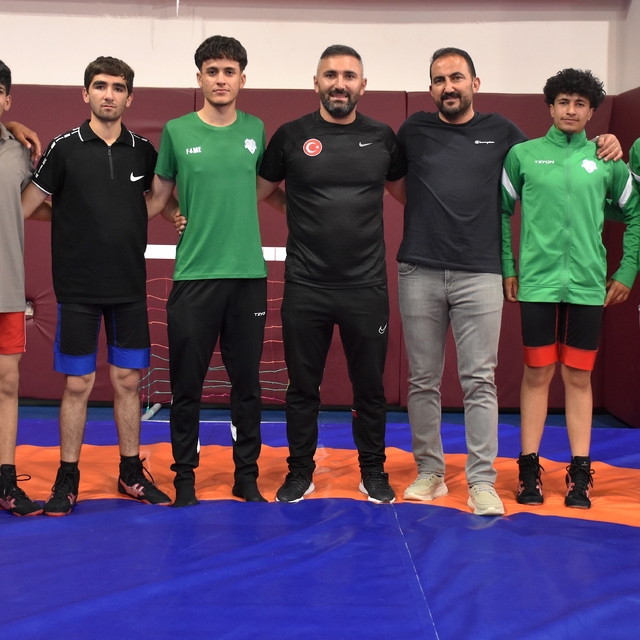 Milli takım kampına davet edilen işitme engelli güreşçilerin hedefi ay yıld...