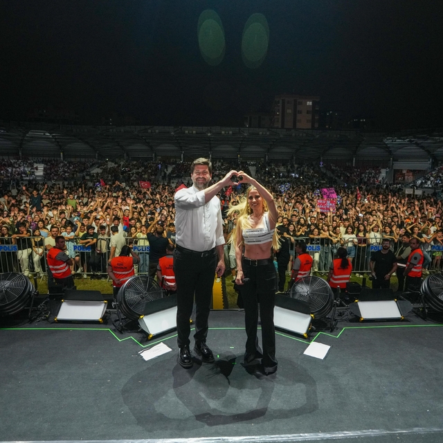 YKS sonrası gençler Derya Uluğ konserinde buluştu
