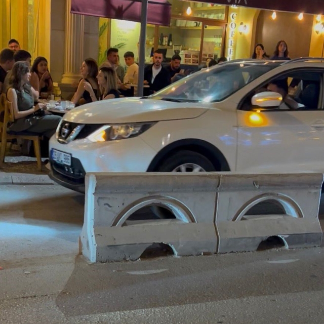 Kimisi egzozuyla kimisi de otomobiline taktırdığı kamyon kornasıyla sokakta...
