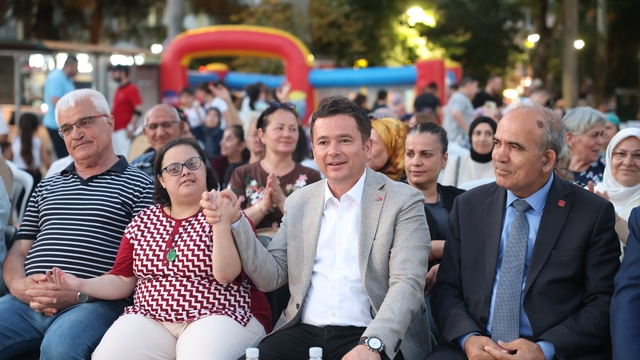 Başkan Erkan Aydın şenlik coşkusuna ortak oldu
Osmangazi'de yaz şenlikleri coşkusu İstiklal Mahallesi'ni sardı