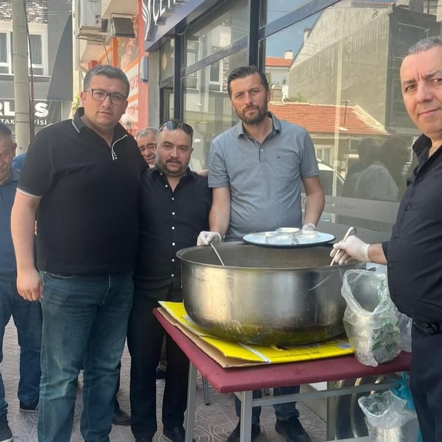 Eskişehir'de yaşayan Aşağı Piribeyli köylüleri vatandaşlara aşure ikramında...