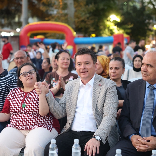 Başkan Erkan Aydın şenlik coşkusuna ortak oldu
Osmangazi'de yaz şenlikleri...