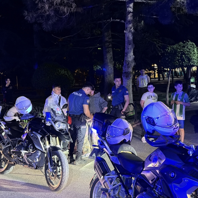 Eskişehir'de parkta alkol alan şahıslar arasında kavga
Kırılan şişelerin ku...