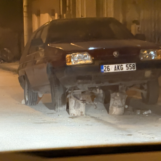 Sokak ortasonda kütükler üzerine bırakılan araç dikkat çekti
