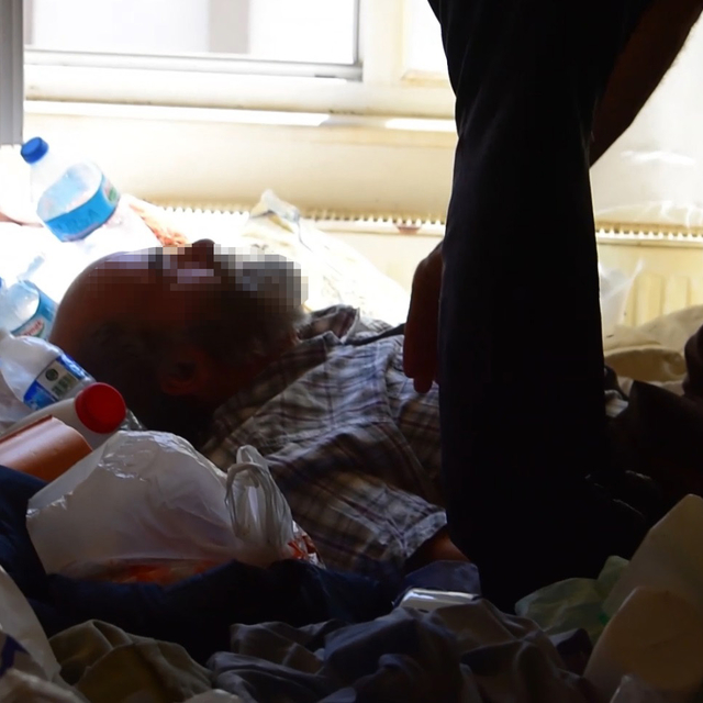Yaşadığı 'çöp ev'de mahsur kalınca polisi arayıp yardım istedi