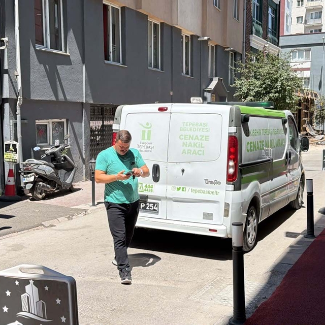 Aparttaki odasında ölü bulundu