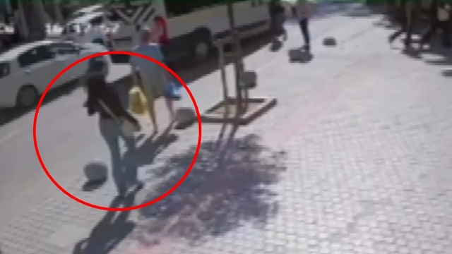 Taksinin çarptığı avukat ağır yaralandı; kaza kamerada