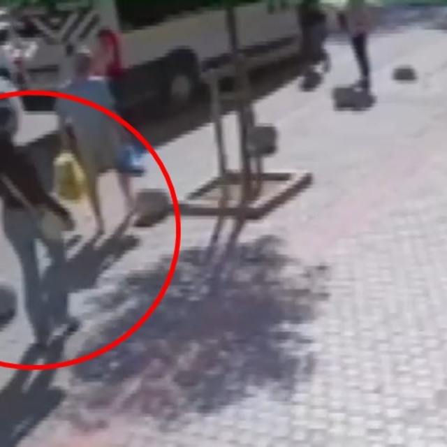 Taksinin çarptığı avukat ağır yaralandı; kaza kamerada