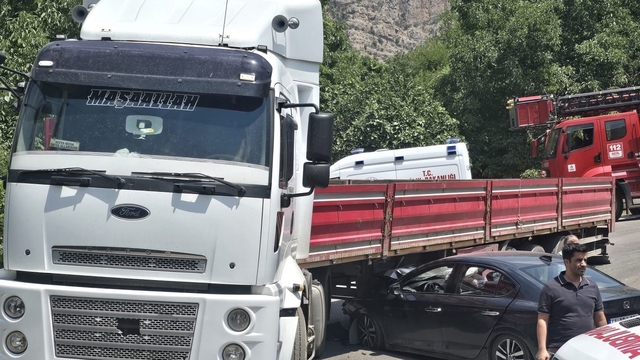 Hakkâri'de otomobil tıra çarptı: 1 yaralı