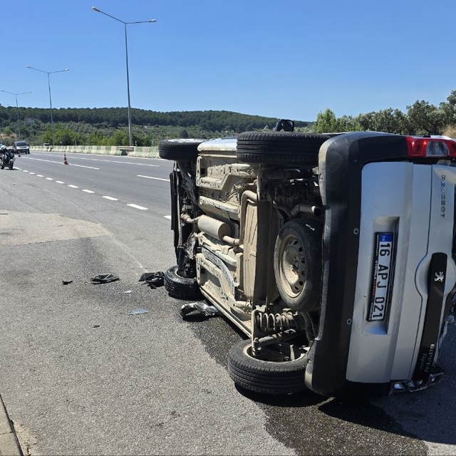 Bursa'da kontrolden çıkarak bariyerlere çarpan otomobilin takla atması sonu...