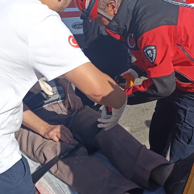 Balıkesir'de çift taraflı trafik kazası; 1 ağır 7 kişi yaralı
