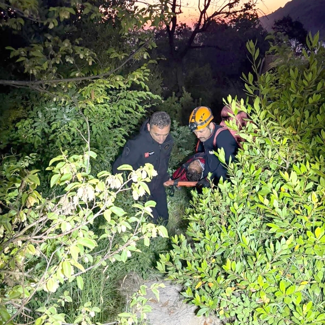 Kayalıklardan düşen amatör balıkçıyı AFAD ve itfaiye ekipleri kurtardı