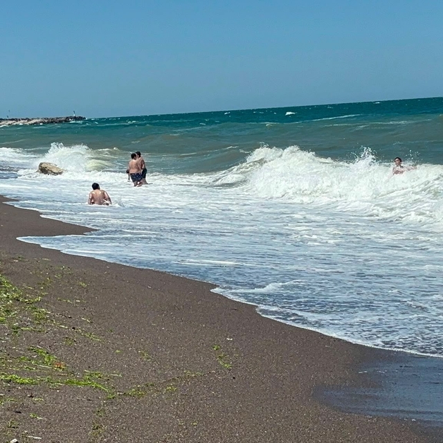 Akçakoca'da dalga boyu 2 metreyi aştı