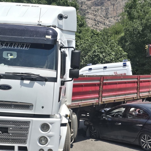 Hakkâri'de otomobil tıra çarptı: 1 yaralı