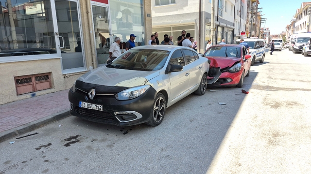 Ehliyetsiz sürücünün kullandığı otomobil park halindeki araçlara çarptı; 2 yaralı
