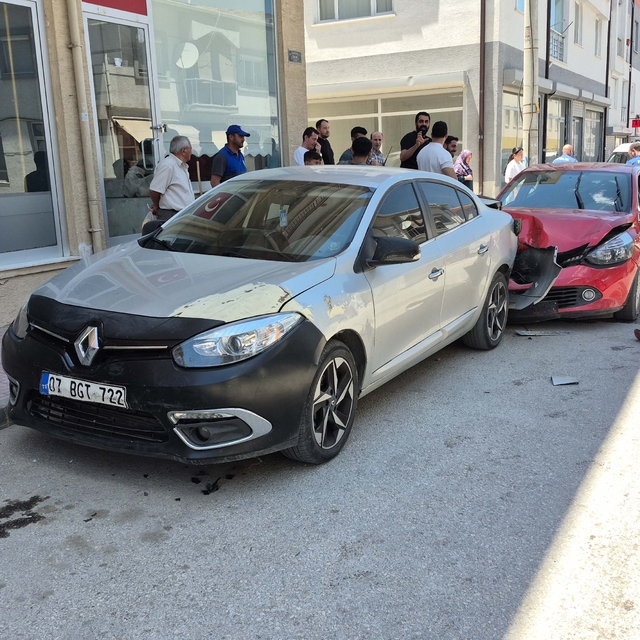 Ehliyetsiz sürücünün kullandığı otomobil park halindeki araçlara çarptı; 2...