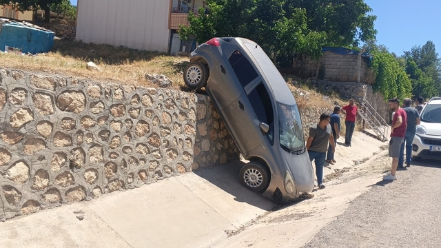 El freni çekilmesi unutulan otomobil istinat duvarından düştü: 2 yaralı