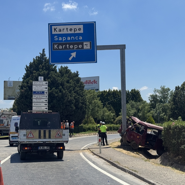 Kocaeli'de yön tabelasına çarpan panelvandaki 1 kişi öldü, 2 kişi yaralandı