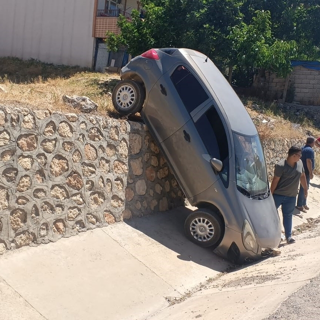 El freni çekilmesi unutulan otomobil istinat duvarından düştü: 2 yaralı