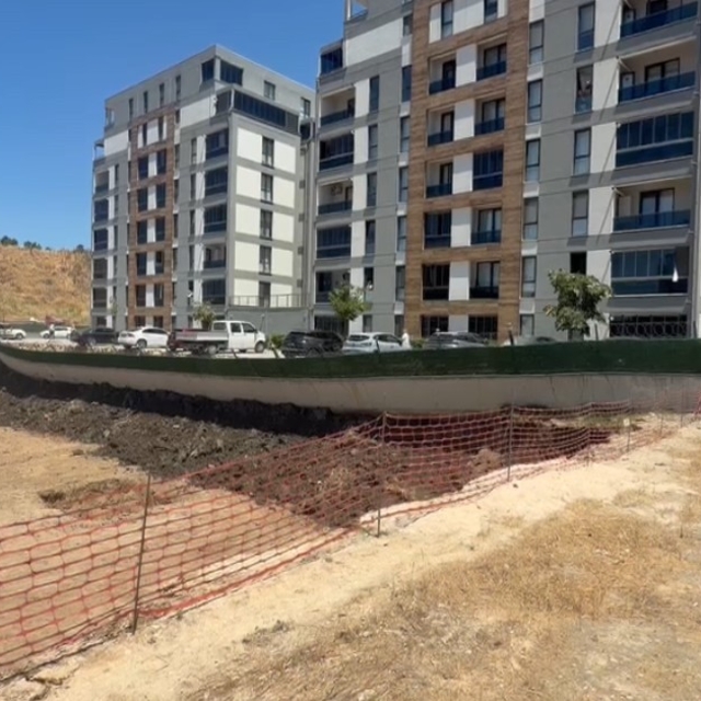 Bursa'da istinat duvarı çöktü, site sakinleri zamanla yarıştı