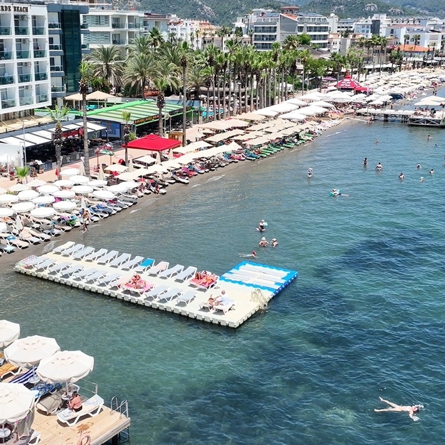 Okullar tatil oldu, Marmaris sahilleri dolmaya başladı