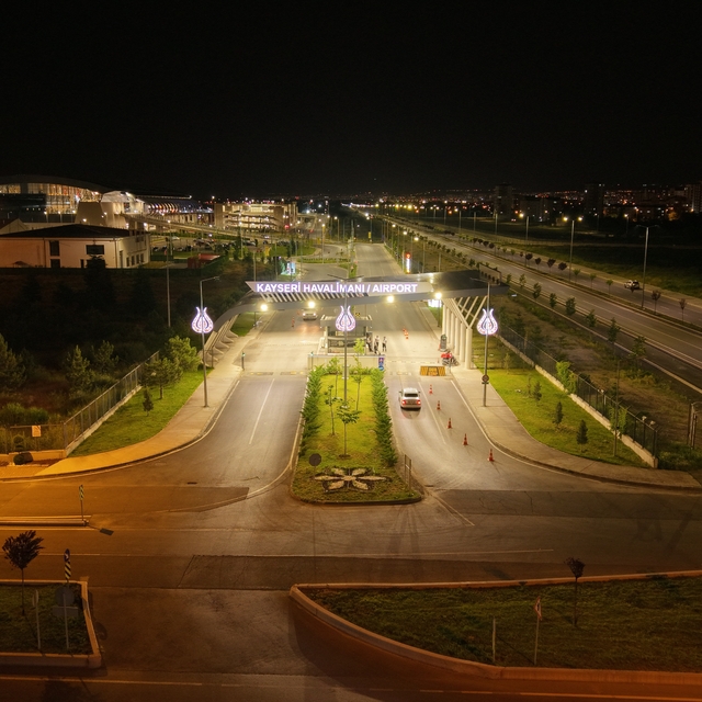 Havalimanı yolu geceleri renkli görünüme kavuşuyor