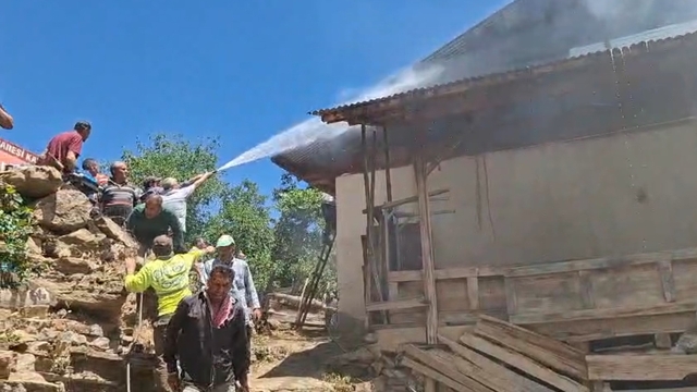 Adana'nın Feke ilçesinde yangın çıkan ev kullanılamaz hale geldi