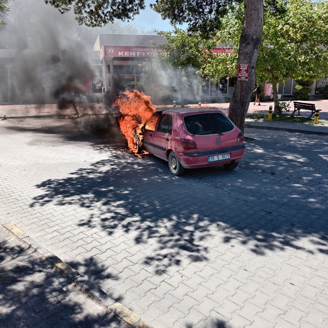 Burhaniye'de araç yangınını itfaiye söndürdü