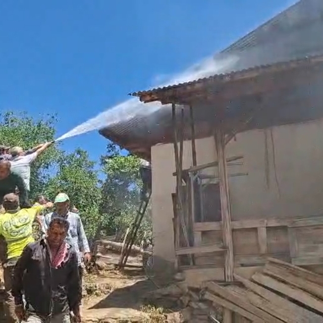 Adana'nın Feke ilçesinde yangın çıkan ev kullanılamaz hale geldi