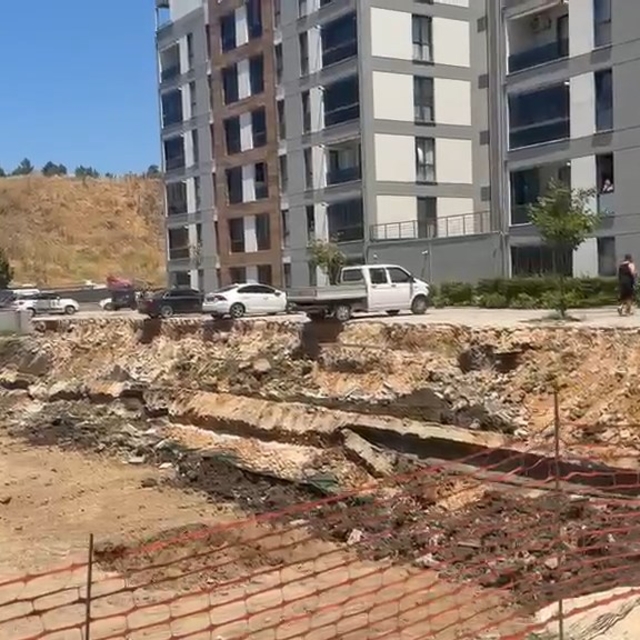 İnşaatın bitişiğindeki sitenin istinat duvarının çökme anı kamerada