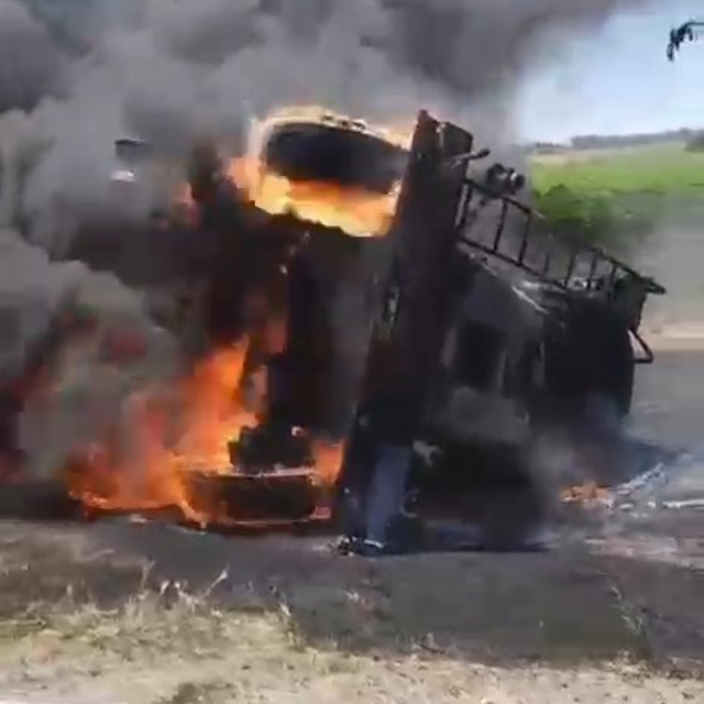Devrilen tanker alev aldı