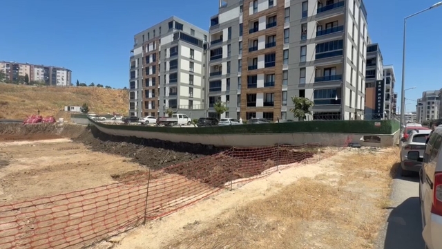 Bursa'da istinat duvarı çöktü, site sakinleri zamanla yarıştı