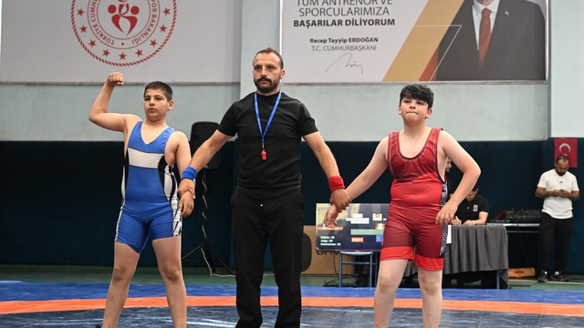 Minikler minderde kozlarını paylaştı