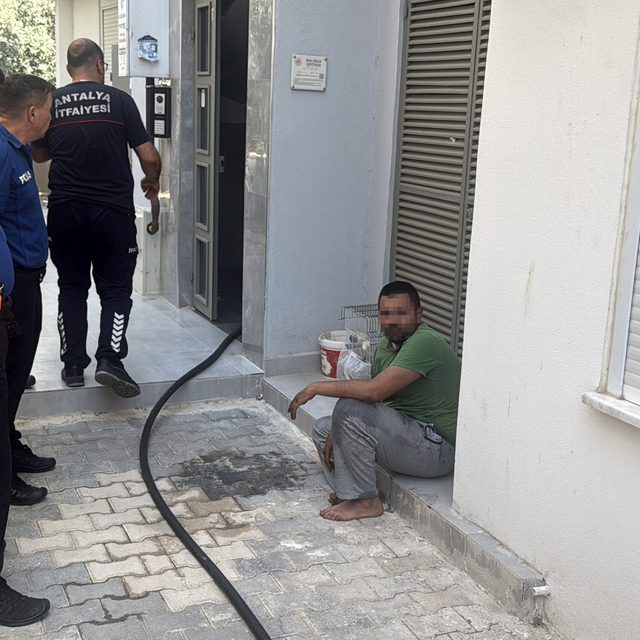 Annesiyle tartışıp kendisini kilitlediği odayı ateşe verdi, kapı kırılarak...
