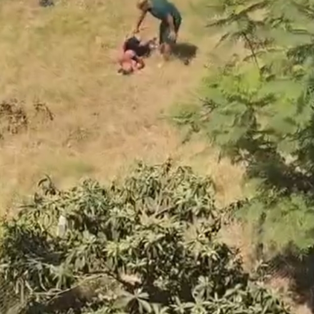 Sulama kanalına giren oğlunu kemerle dövdü
