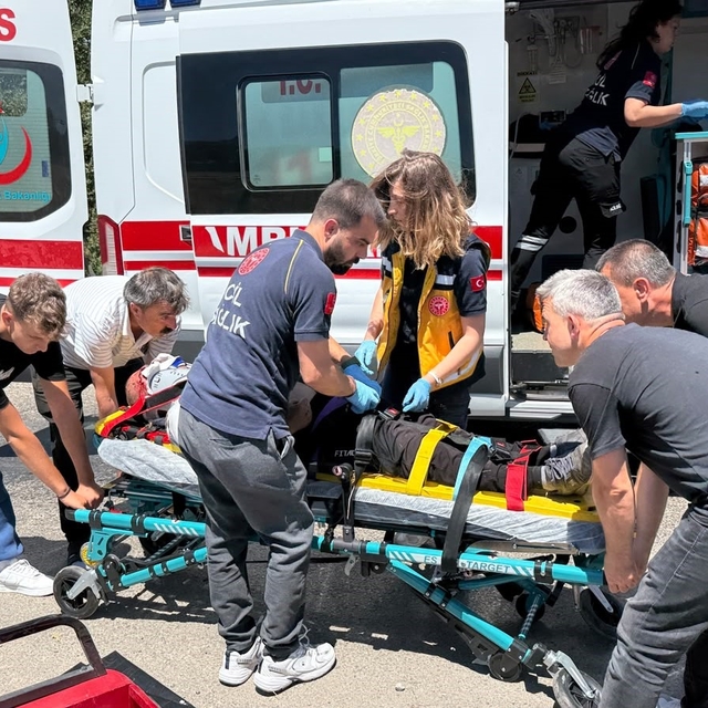 Çanakkale'de motorlu bisiklet ile otomobil çarpıştı; 1 kişi yaralandı