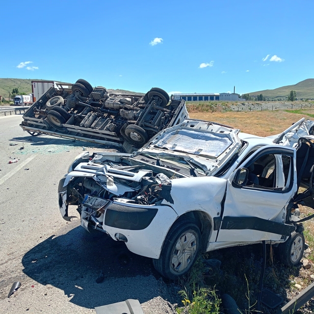 Aşkale'de feci trafik kazası: 1'i ağır 2 yaralı