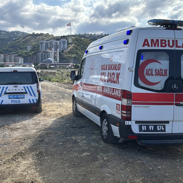 Trabzon'da dolgu alanındaki beton blokların arasına düşen kişi yaralandı