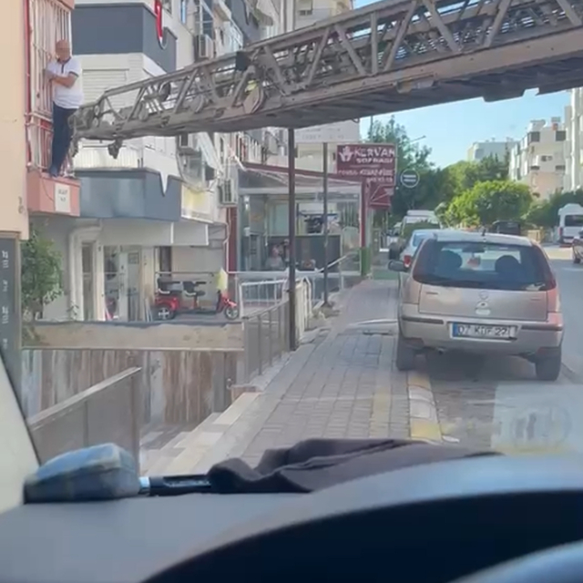 Balkon demirinde mahsur kaldı, itfaiye merdiveniyle kurtarıldı