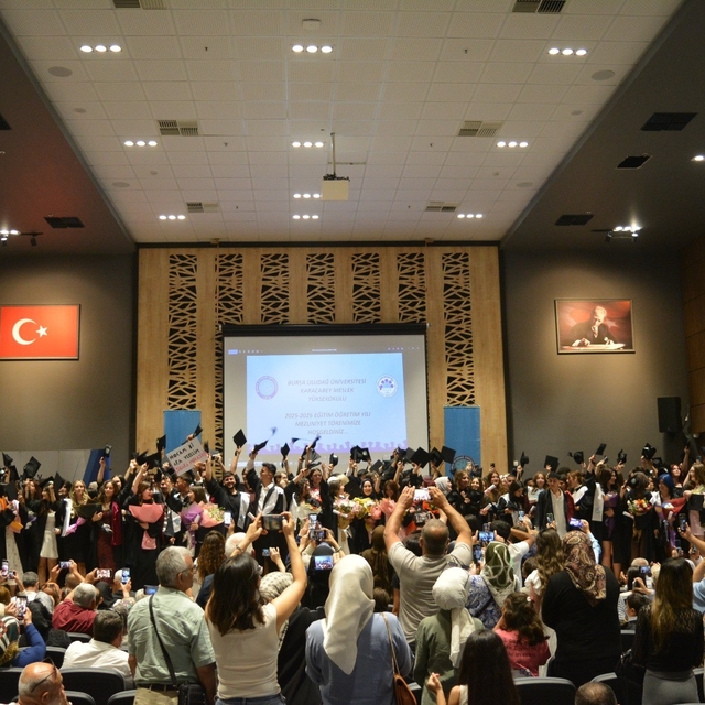 Karacabey MYO'nun 30. dönem mezunları kep attı