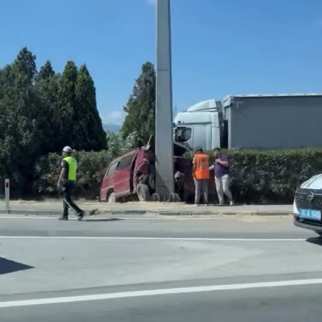 Panelvan yön tabelasına çarptı: 1 ölü, 2 yaralı