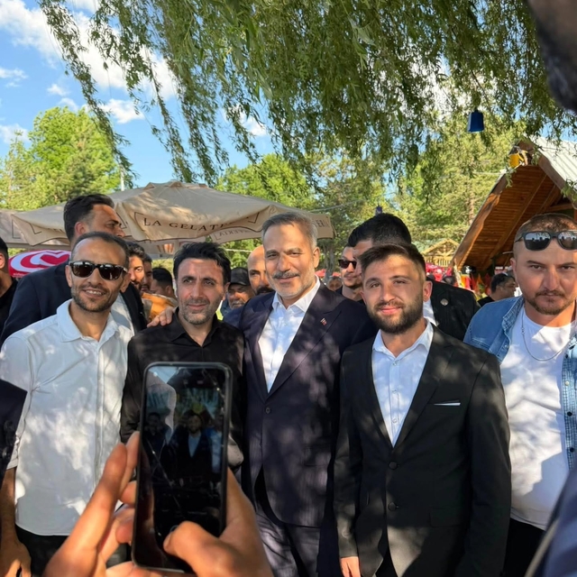 Hakan Fidan ve Ömer Çelik Bolu'da göl kenarında vatandaşlarla buluştu