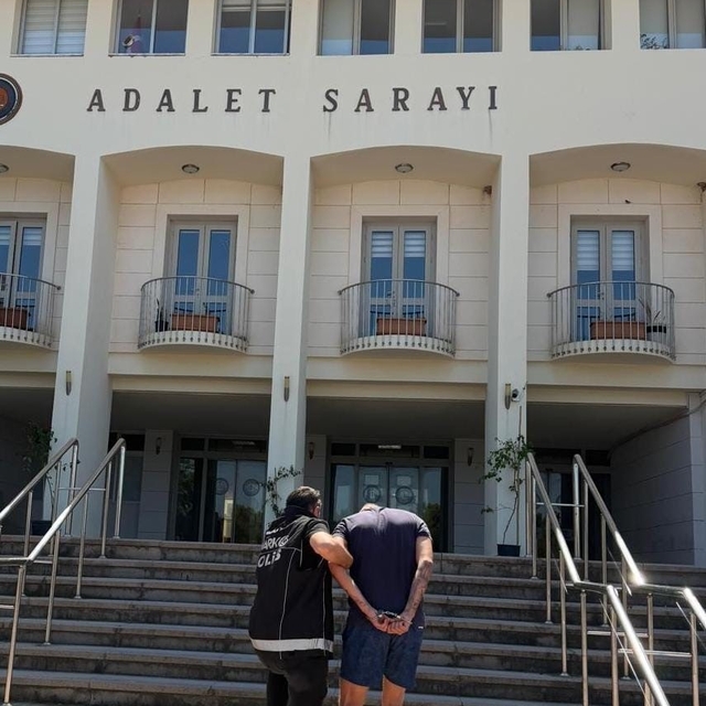 Bodrum'da uyuşturucu operasyonu
Ev ve araçtan uyuşturucu, para, altın çıktı
