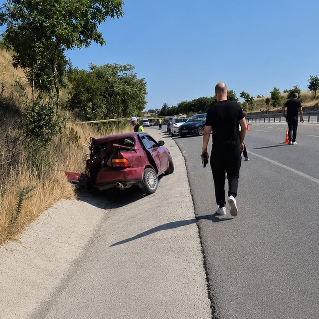 Balıkesir'de süt tankerinin çarptığı otomobilin sürücüsü öldü, eşi ve çocuğ...