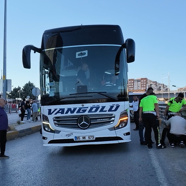 Ehliyetsiz sürücü, otomobil ve yolcu otobüsüne çarptı: 40'ar bin lira ceza...
