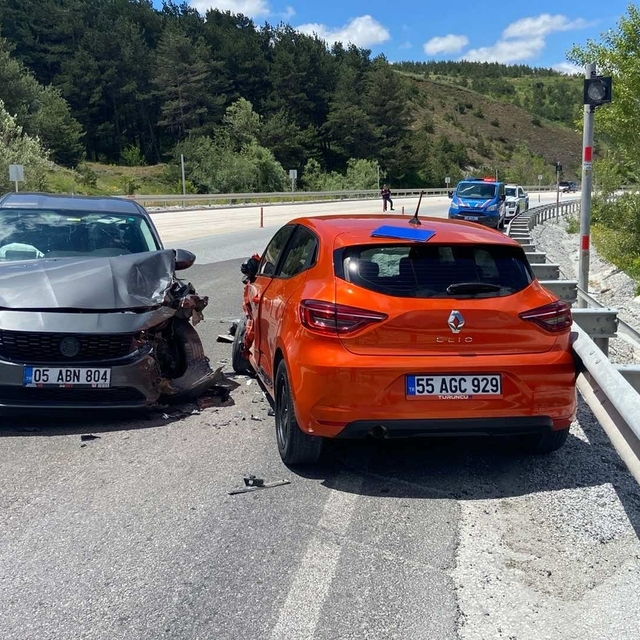 Tokat'ta iki otomobilin çarpıştığı kazada 3 kişi yaralandı